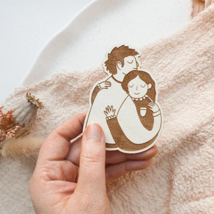 Magnet couple wooden on postcard - fridge magnet hug