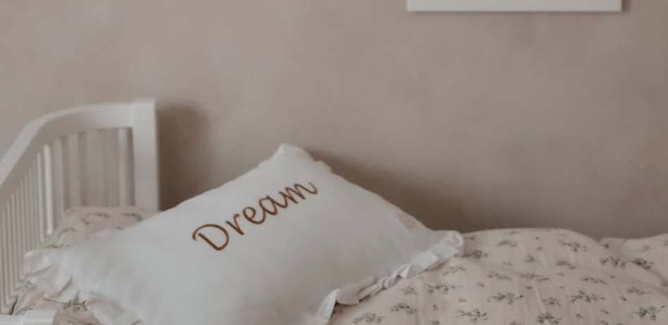 Ruffled linen pillow with a personalised embroidery - Pink