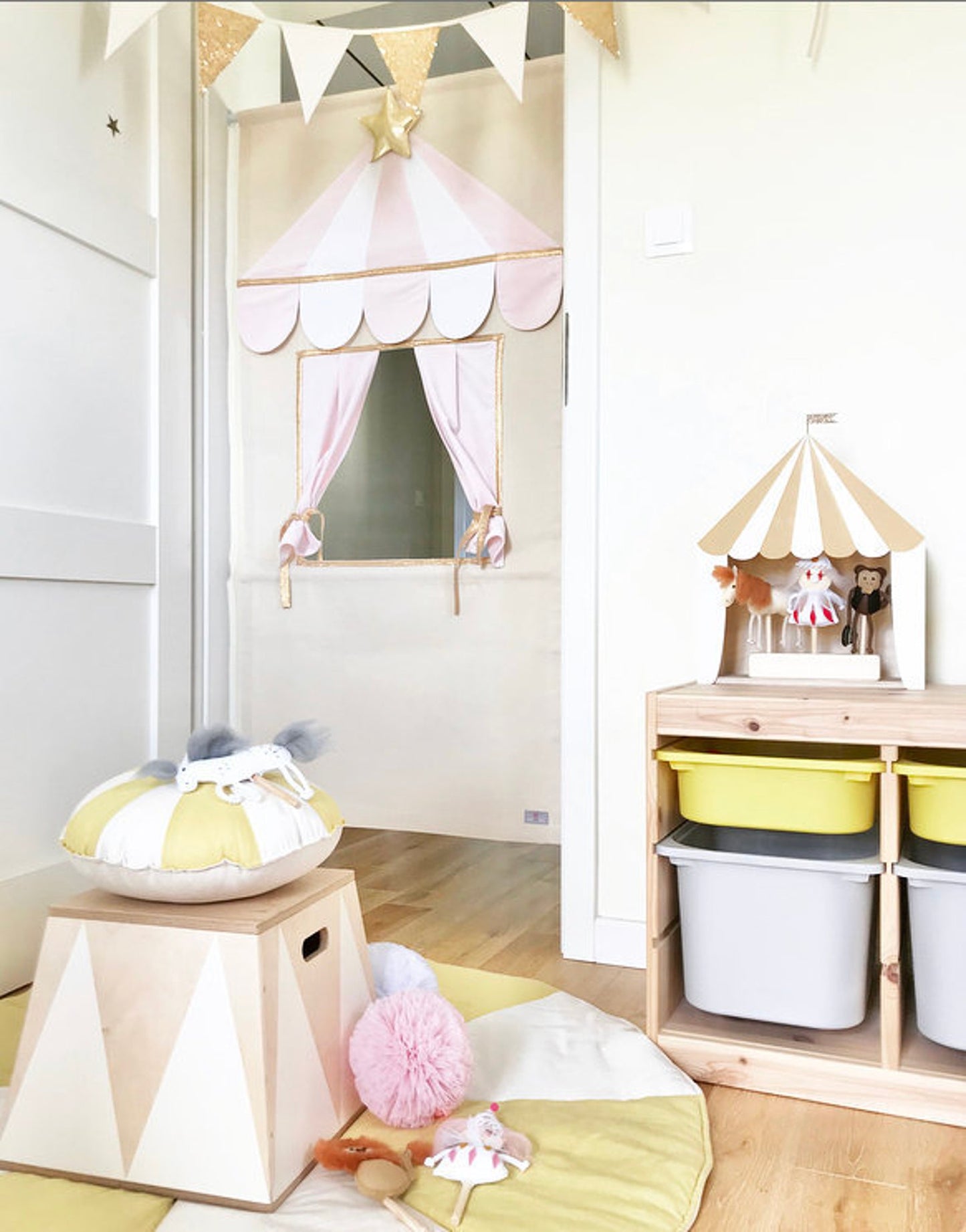 Puppet doorway theatre - White Rosa
