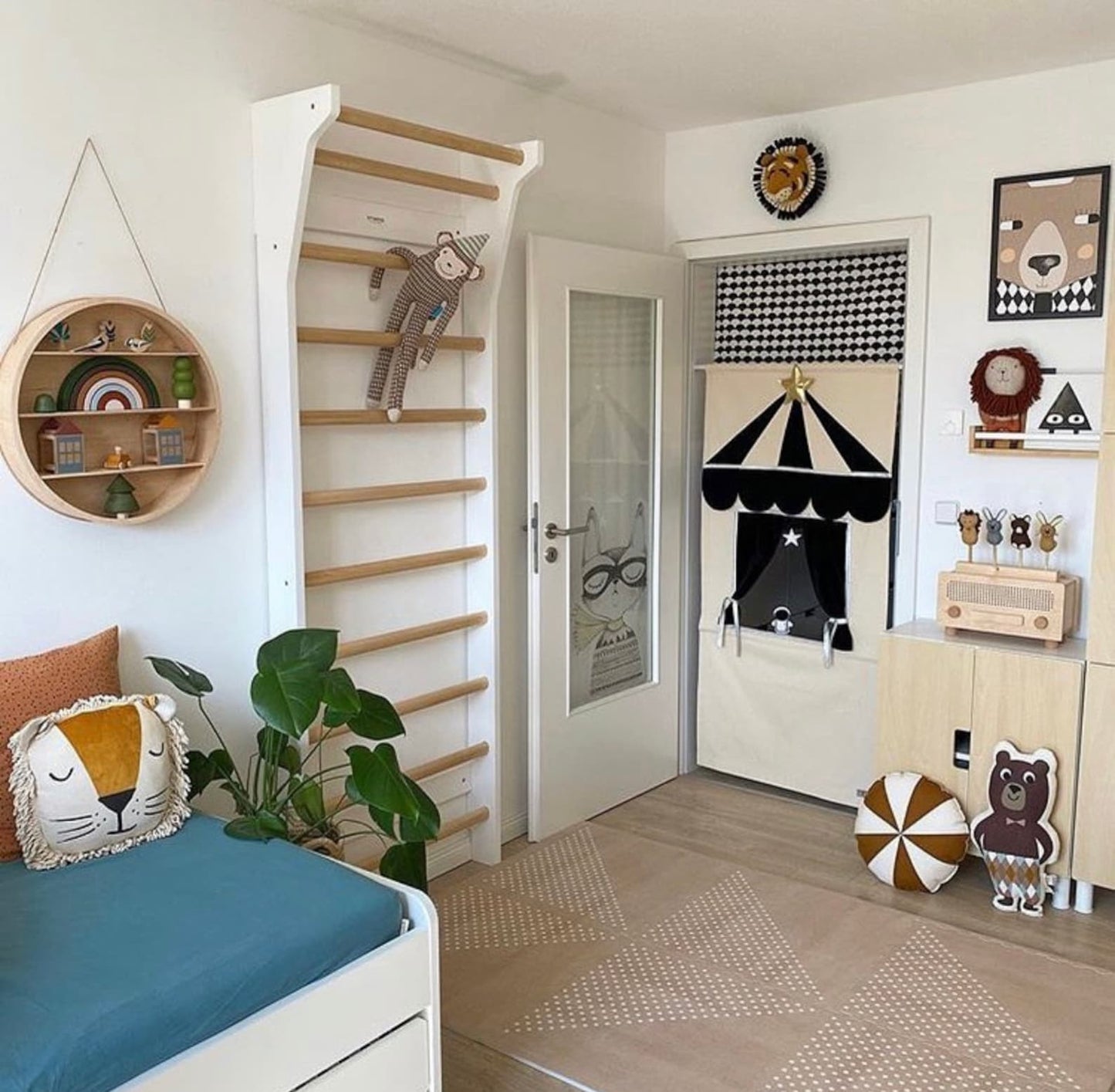 Puppet doorway theatre - Black