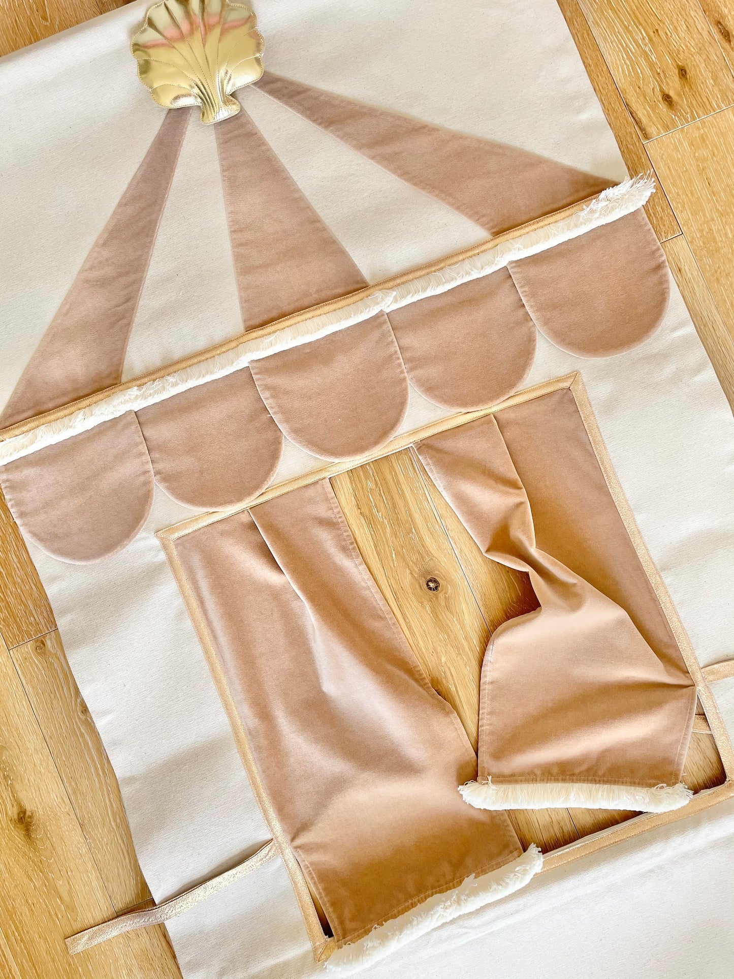 Puppet doorway theatre - Taupe