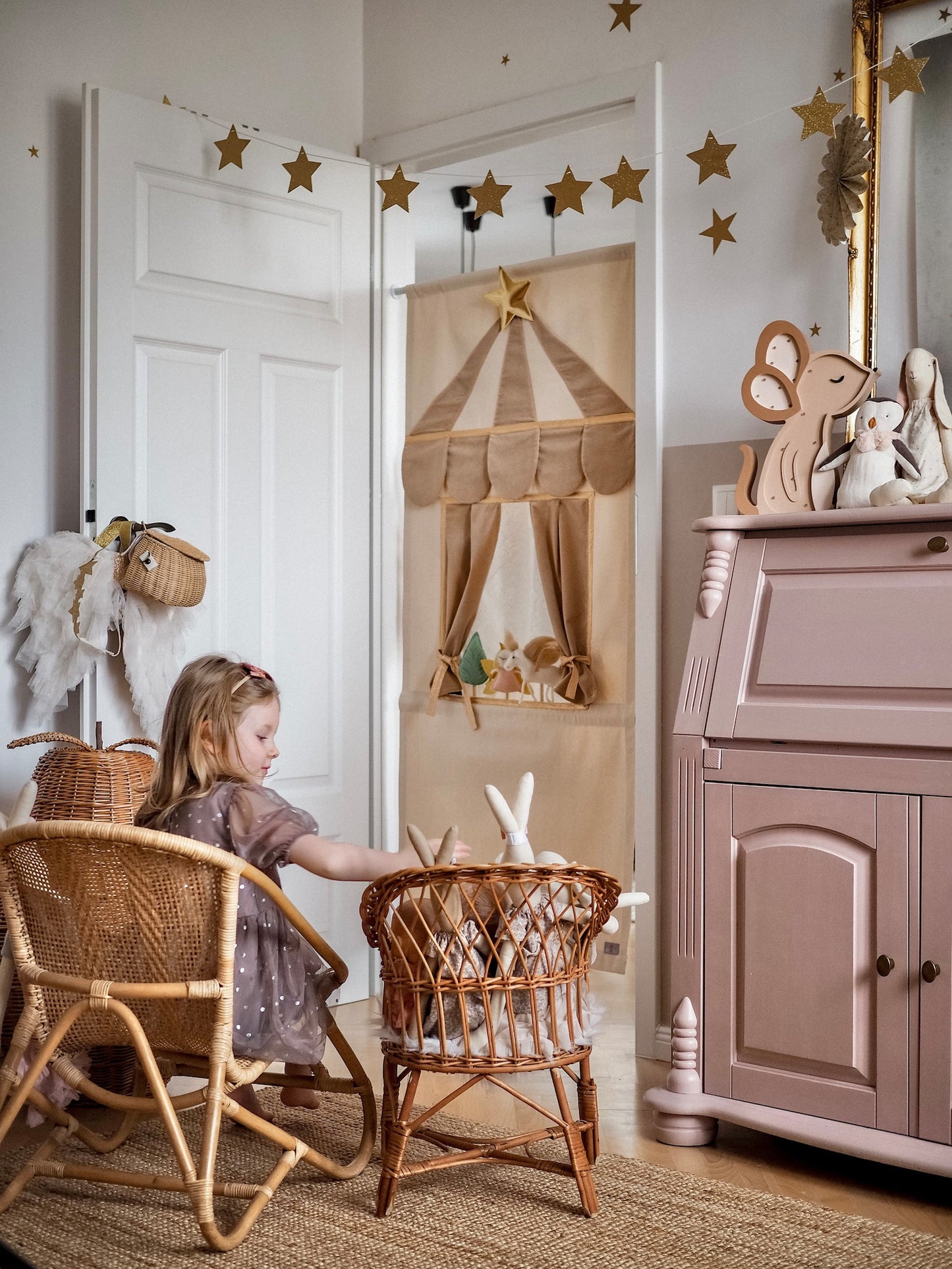 Puppet doorway theatre - Taupe