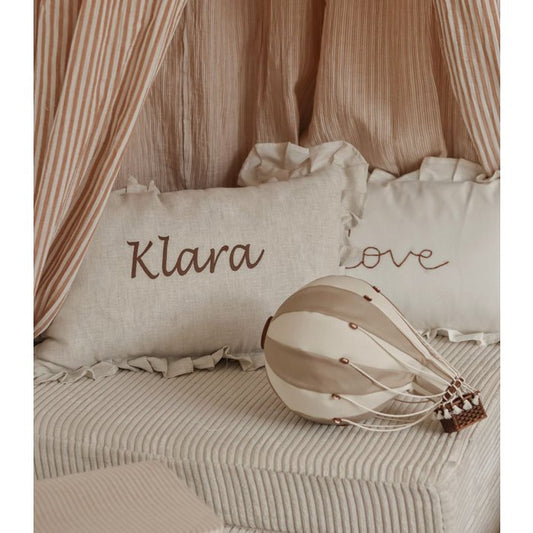 Ruffled linen pillow with a personalised embroidery - Natural