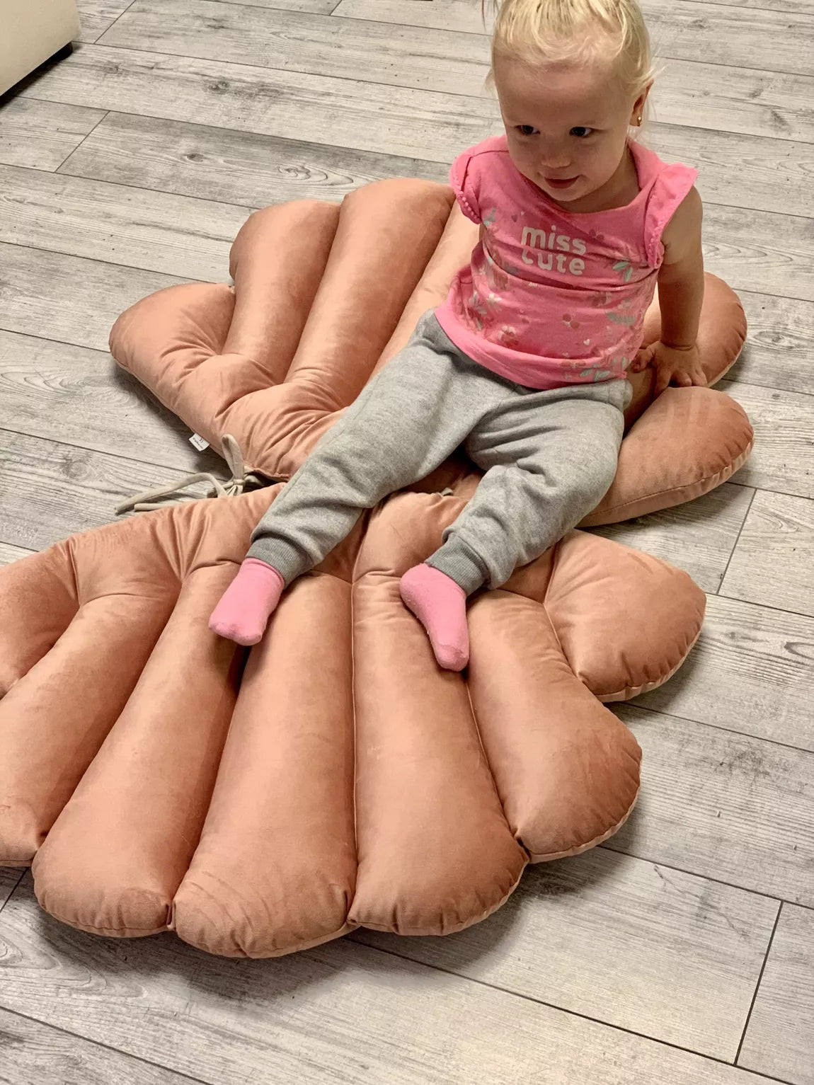 Shell double cushion seat/ play mat, old pink