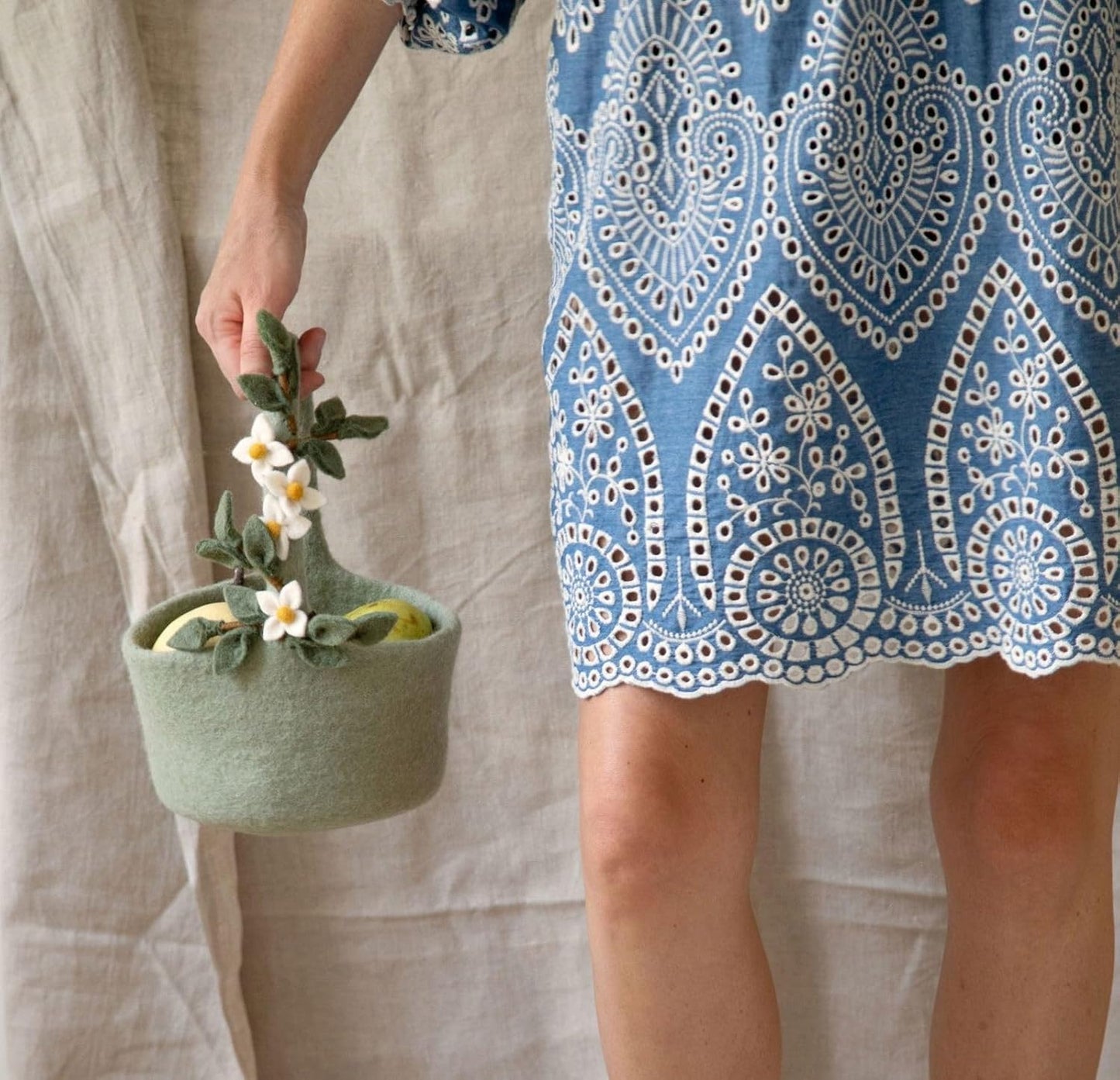 Easter felt basket with flowers