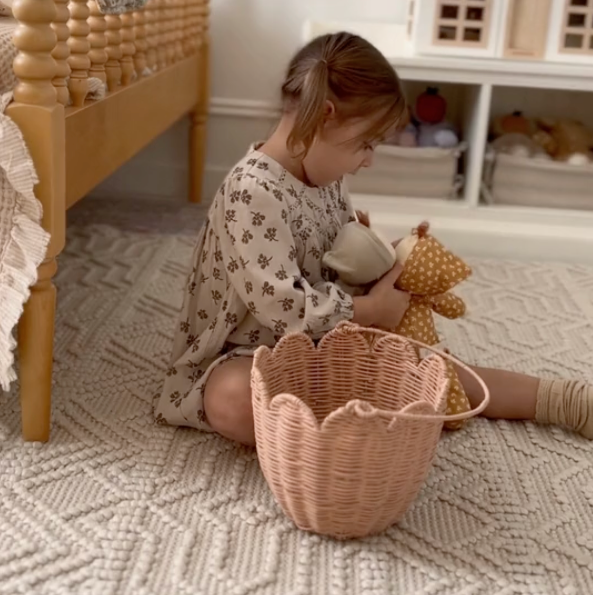 Rattan tulip carry basket - seashell pink