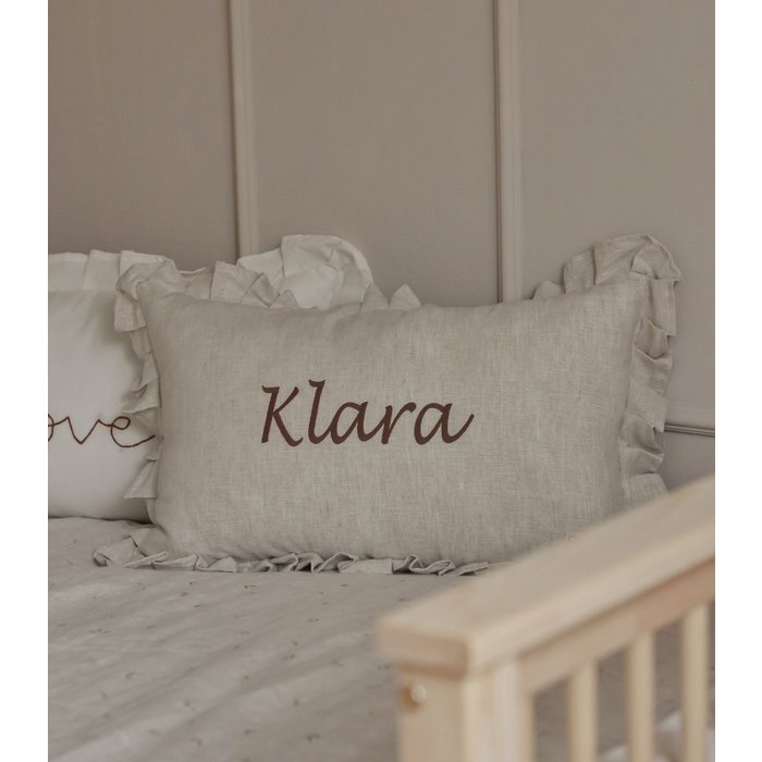 Ruffled linen pillow with a personalised embroidery - Natural